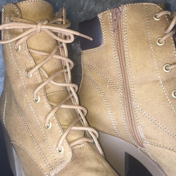 👩🏽🎓SALE- Timberland Style Heeled Boot Sz8 - Picture 5 of 6